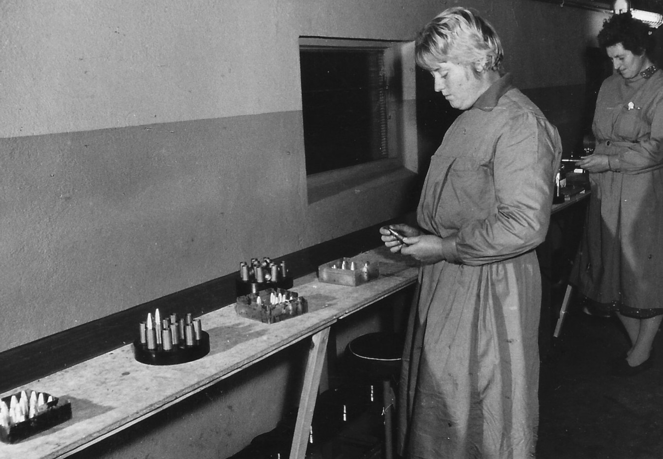 https://dimensions-magazin.de/wp-content/uploads/2026/06/02-Fertigung-20mm-Munition-1960er-Jahre.jpg