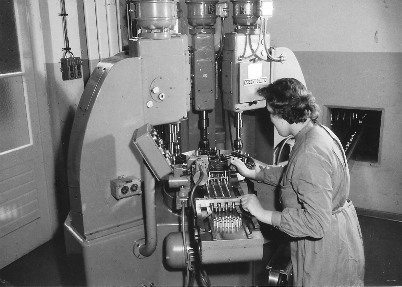 https://dimensions-magazin.de/wp-content/uploads/2026/06/03-Fertigung-20mm-Munition-1960er-Jahre.jpg
