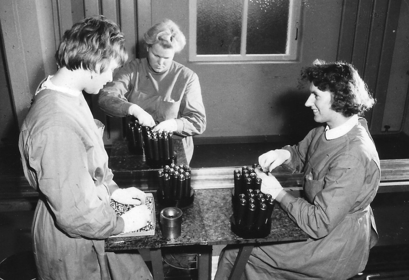 https://dimensions-magazin.de/wp-content/uploads/2026/06/04-Fertigung-20mm-Munition-1960er-Jahre.jpg